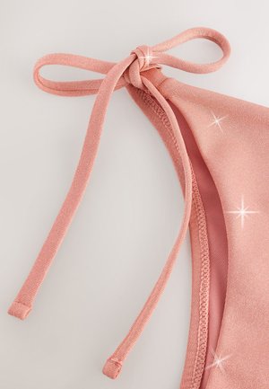 Roosa bikiinitop tekstureeritud kangaga, reguleeritavate nööridega ja sileda sisemise voodriga. Sädelevad aktsendid rõhutavad disaini.