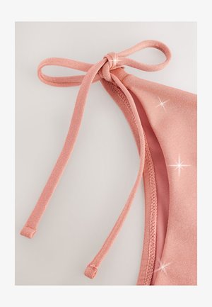 Top bikini rosa con tessuto strutturato, lacci regolabili e fodera interna liscia. Dettagli scintillanti valorizzano il design.