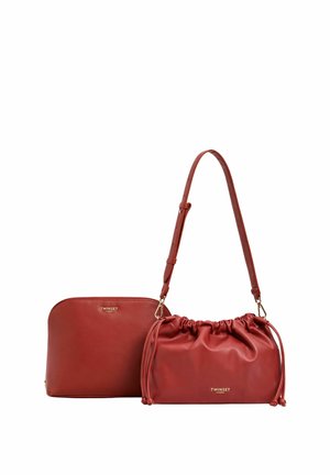 Due borse Twinset in pelle rossa, una con finitura liscia e zip, l'altra una pochette arricciata con tracolla regolabile.