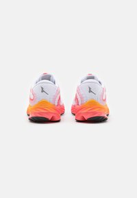Scarpe da corsa Mizuno con tomaia in mesh bianco e rosa, intersuola arancione e suola in gomma nera. Presentano un logo distintivo sul tallone.