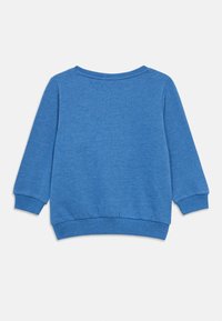 Modrá mikina s dlhými rukávmi, okrúhlym výstrihom a rebrovanými manžetami. Vyrobená z mäkkej látky, má jednofarebný dizajn bez vzorov.