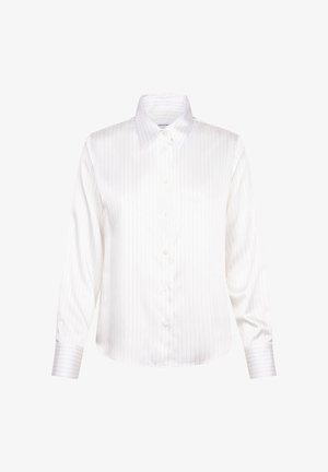 Chemise blanche à manches longues avec des rayures verticales, un col pointu et une fermeture par boutons. Tissu lisse avec une texture légèrement brillante.