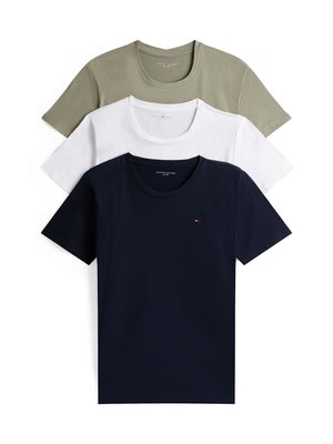 Tre t-shirt a maniche corte di colore verde oliva, bianco e blu navy. Realizzate in cotone, con colletto girocollo e un piccolo logo sul petto.