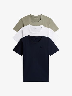 Trzy t-shirty z krótkim rękawem w kolorze oliwkowym, białym i granatowym. Wykonane z bawełny, z okrągłym dekoltem i małym logo na piersi.