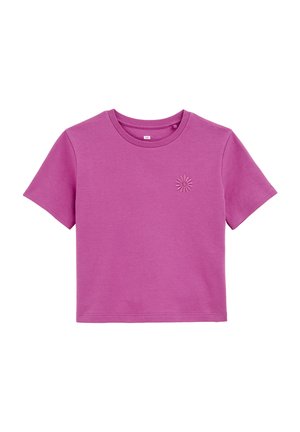 T-shirt à manches courtes, col rond, en tissu rose vif avec un détail de broderie florale sur le côté gauche à l'avant. Texture lisse, coupe décontractée.