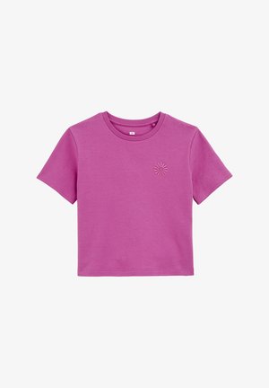 Lühikeste varrukatega, ümarakaelusega t-särk heleroosast kangast, millel on lilleline tikand vasakul ees. Sile tekstuur, vabaaja lõige.