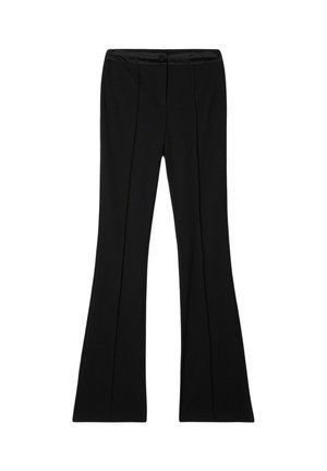 Czarne spodnie dzwony o gładkiej fakturze, z wysokim pasem, zapięciem na guzik oraz dwoma plisami z przodu, które sięgają w dół nogawek.