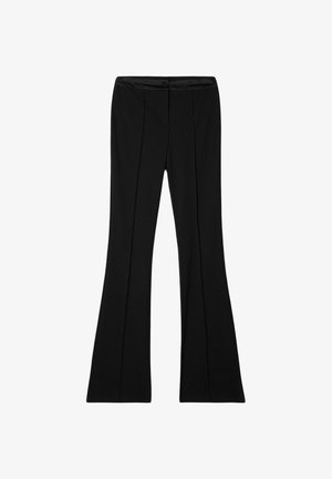 Czarne spodnie dzwony o gładkiej fakturze, z wysokim pasem, zapięciem na guzik oraz dwoma plisami z przodu, które sięgają w dół nogawek.