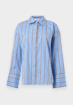 Ανοιχτό γαλάζιο πουκάμισο με κάθετες λευκές και καφέ ρίγες, μακριά μανίκια και φαρδύ γιακά.