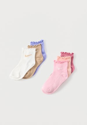 Sei calzini alla caviglia con bordi arricciati in due set: bianco, beige e lavanda a sinistra; rosa chiaro, pesca e rosa scuro a destra.
