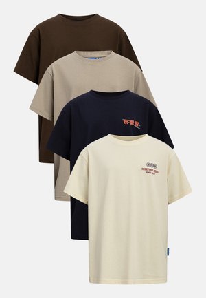 Súprava štyroch jednoduchých tričiek s okrúhlym výstrihom v hnedej, béžovej, námorníckej modrej s červeným nápisom a slonovinovej s červeným nápisom a grafickým logom na hrudi.
