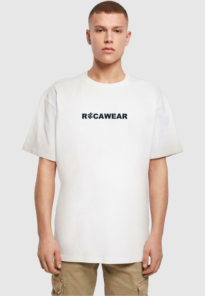 Balta medvilninė marškinė su trumpomis rankovėmis, kurių priekyje yra juodas "Rocawear" logotipas. Apvalus kaklas, laisvas siluetas.