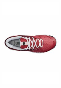 Roter Sportschuh mit strukturiertem Obermaterial, weißen Schnürsenkeln und einem auffälligen Logo. Verfügt über ein gepolstertes Innere und eine strapazierfähige Laufsohle.