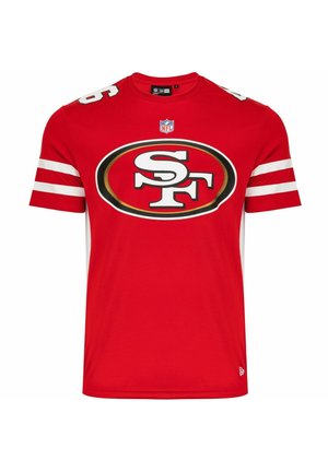 T-shirt rosso con maniche corte, caratterizzato da un grande logo bianco e dorato dei San Francisco 49ers sul davanti e accenti bianchi a righe sulle maniche.