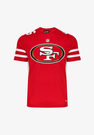 T-shirt rosso con maniche corte, caratterizzato da un grande logo bianco e dorato dei San Francisco 49ers sul davanti e accenti bianchi a righe sulle maniche.