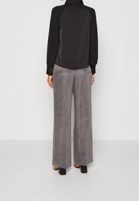 Anna Field Pusero - black