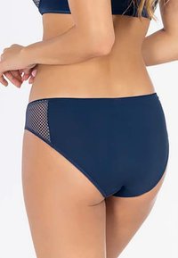 Navy-blauer Bikini-Unterteil mit glatter Textur und einem Netz-Seiteneinsatz. Das Design bietet mittlere Bedeckung und einen klassischen Schnitt.