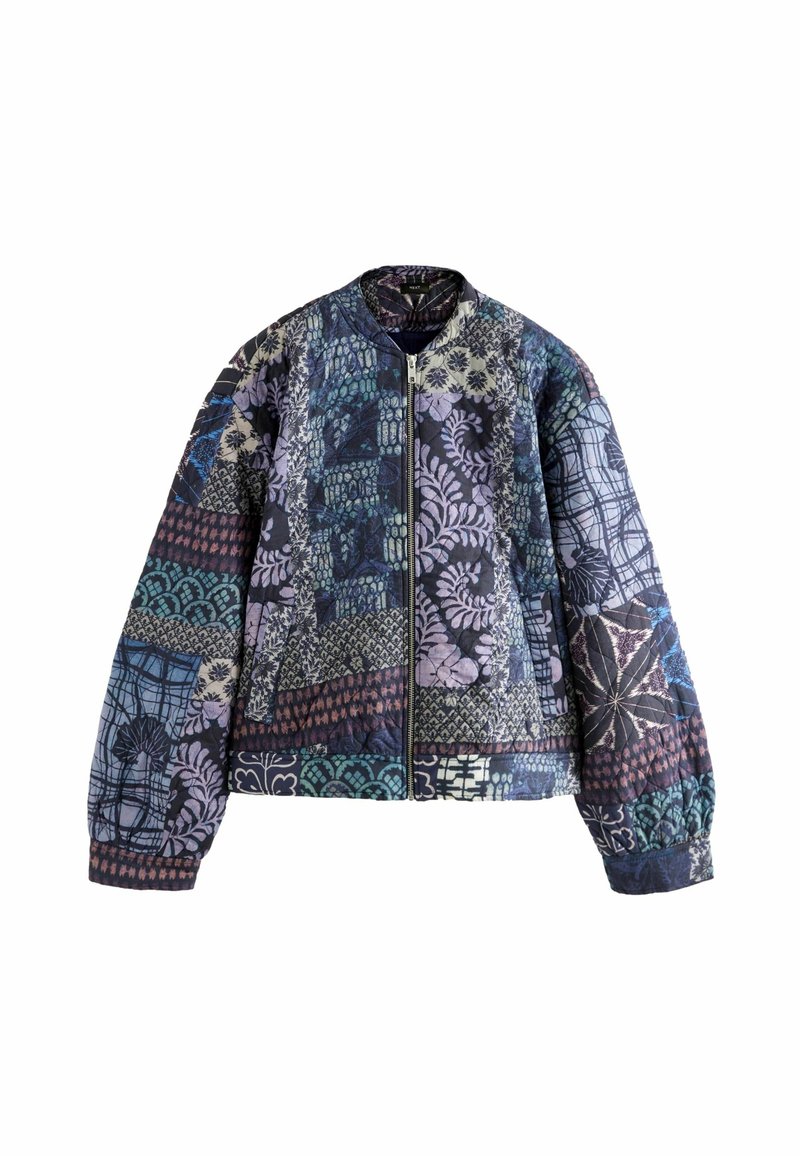 Gequilted bomberjack met een ritssluiting aan de voorkant, met een patchworkontwerp in diepblauw, paars en groen met bloemen- en geometrische patronen.