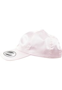 Gorra de béisbol de satén rosa con un diseño estructurado, visera plana y un parche redondo con logo en la parte frontal. Textura suave y acabado brillante.