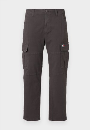 Pantalons cargo gris foncé en coton. Présente plusieurs poches latérales, une coupe droite et un petit patch logo sur la poche gauche.