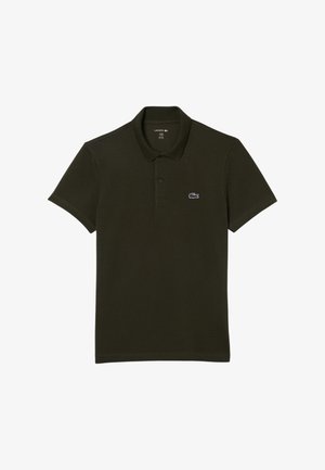 Dunkelgrünes Polohemd mit kurzen Ärmeln, zwei Knöpfen und kleinem Lacoste-Krokodil-Logo auf der linken Brust.