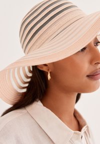 Next WEDDING OCCASION HAT - Kapelusz