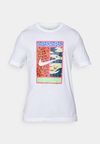 Camiseta blanca de algodón con un estampado gráfico multicolor que incluye patrones de animales y abstractos, como diseños de leopardo, cebra y camuflaje.