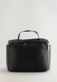 Beauty case nera con zip, di forma rettangolare, realizzata in materiale liscio, dotata di una maniglia superiore e di dettagli in hardware dorato.