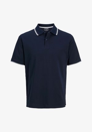 Tengerészkék rövid ujjú póló, fehér dupla csíkkal a galléron és az ujjvégeken, kétgombos nyakkivágással és márkajelzéssel a gallér belsejében.