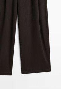 Donkerbruine wijde broek met rechte zoom, getoond tegen een effen witte achtergrond.