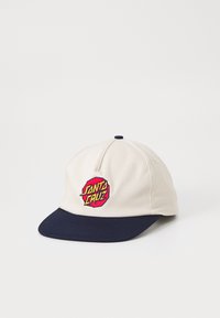 Beige színű pamut baseballsapka sötétkék karimával, amelyen egy piros és sárga hímzett 'Santa Cruz' logó található az elején.