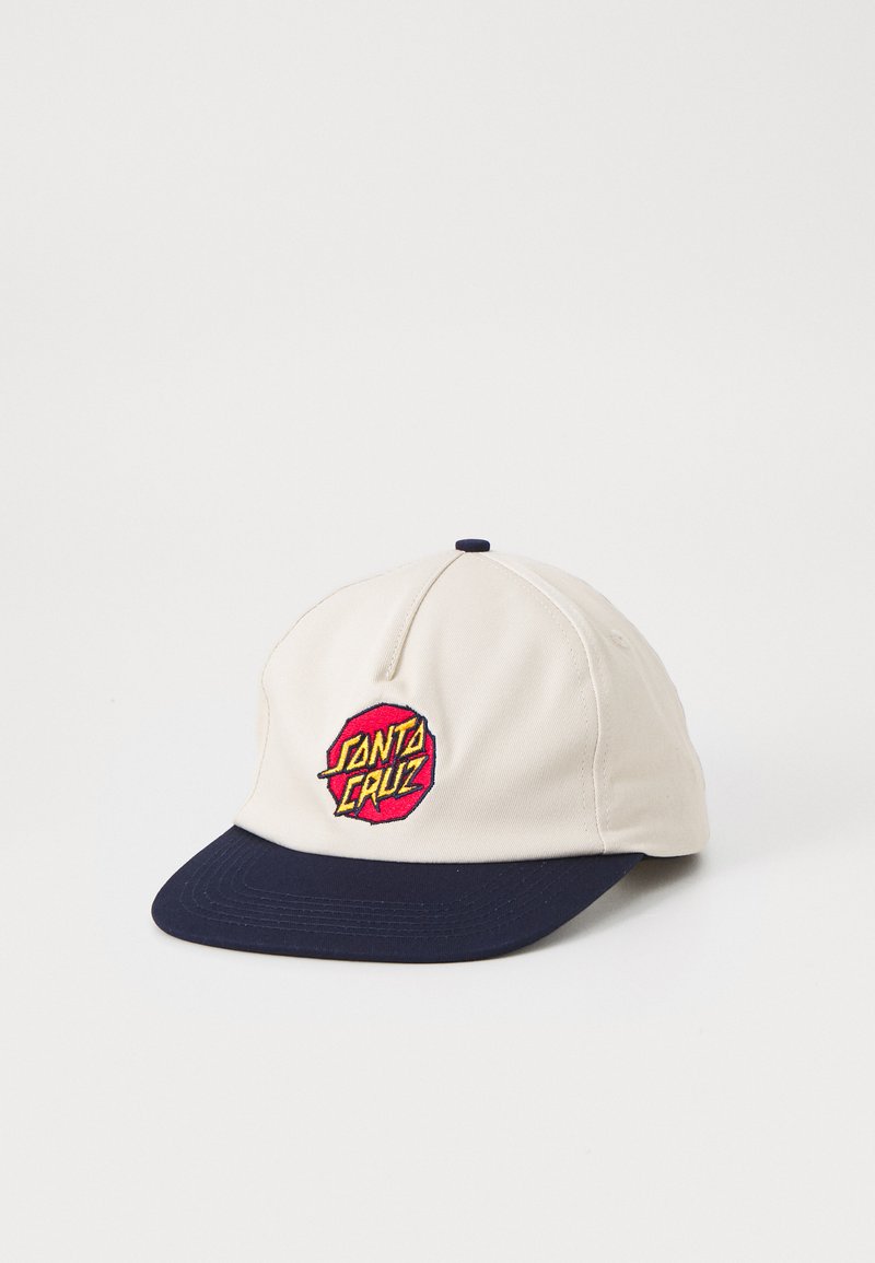 Beige színű pamut baseballsapka sötétkék karimával, amelyen egy piros és sárga hímzett 'Santa Cruz' logó található az elején.