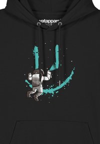 Zwarte hoodie met een afbeelding van een astronaut die turquoise verf spuit, waardoor een glimlachend gezicht ontstaat met sterrenaccenten op de achtergrond.