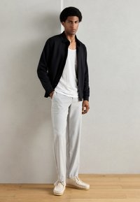 Lindbergh Športna jopa s kapuco na zadrgo - black