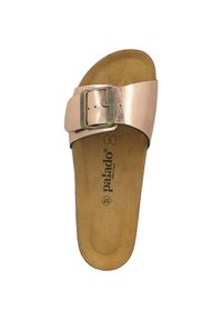 Helle rosa Rutschsandalette mit strukturiertem Obermaterial und einer großen metallischen Schnalle. Weiche Innensohle mit Branding und einfacher, ergonomischer Form.