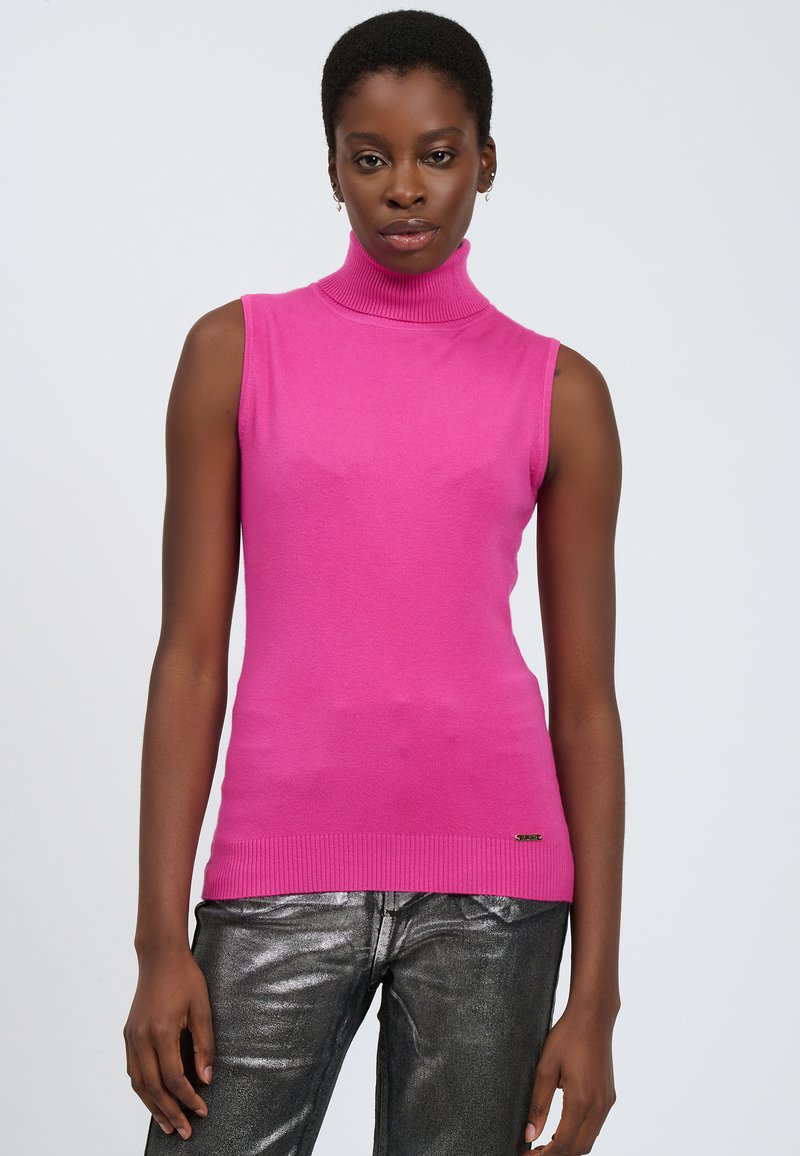 Tæt siddende udenærmet turtleneck top i klar pink, lavet af blødt stof. Ribbet krave og kant. Sæt sammen med skinnende metallic sølvbukser.