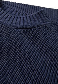 Dunkelblauer gestrickter Pullover mit geripptem Muster, ausgestattet mit hohem Kragen und vertikalen Mustern. Weiches, dehnbares Material für Komfort.