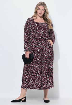 Maxi sukienka w kwiatowy print z długimi rękawami, kwadratowym dekoltem i kieszeniami po bokach. Materiał jest miękki, z marszczoną talią, w ciemnych kolorach tła.