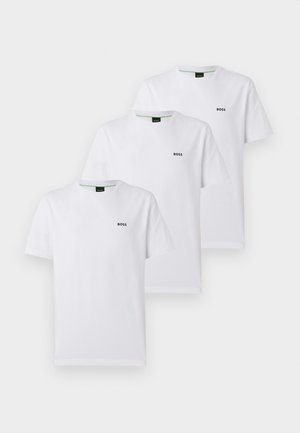 Trois t-shirts blancs à manches courtes avec un petit logo noir "BOSS" sur le côté gauche de la poitrine, présentés sur un fond blanc.