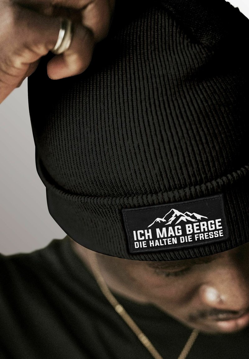 MoonWorks PATCH MIT SPRUCH ICH MAG BERGE- DIE HALTEN DIE FRESSE AUFDRUCK LUSTIG - Beanie - schwarz