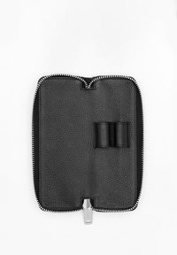 Étui noir en cuir avec fermeture éclair, ouvert pour montrer deux emplacements pour stylos à l'intérieur, matériau texturé, fermeture éclair argentée sur fond blanc.