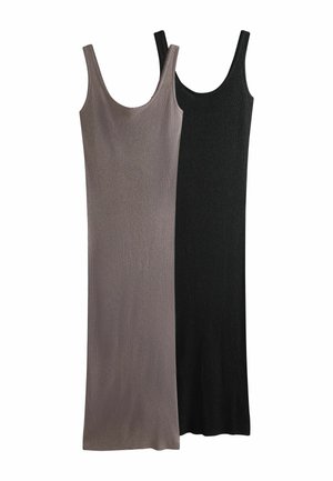 Hihattomat ribbineulottu maksimekot taupen ja mustan sävyissä, joissa molemmissa pyöreä pääntie ja suoralahkeinen leikkaus, esitettyinä vierekkäin tasaisesti aseteltuina.