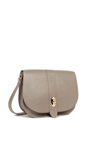 Borsa a tracolla grigia in pelle con chiusura a patta, hardware dorato e finitura testurizzata. Include una tracolla staccabile per maggiore versatilità.