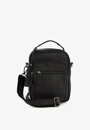 Zwarte leren schoudertas met een hengsel aan de bovenkant, voorvak met rits, verstelbare schouderband en subtiele, gebosselde logodetail. Glad oppervlak.