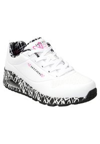 Bílé tenisky s perforovanou špičkou a bílými tkaničkami. Vybaveny černo-bílou texturovanou podrážkou s abstraktními vzory. Logo na boku.