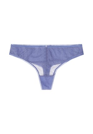 String transparent lilas en dentelle avec un motif texturé. Caractéristiques d'une taille élastique fine et d'une coupe minimaliste, mettant en valeur un savoir-faire délicat.