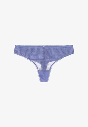 String en dentelle lavande avec un motif texturé, présentant une taille basse et une fine ceinture élastique. Le matériau transparent ajoute du détail.