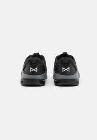 Nike Performance METCON 9 FLYEASE - Treeningjalatsid - black/white/anthracite/smoke grey