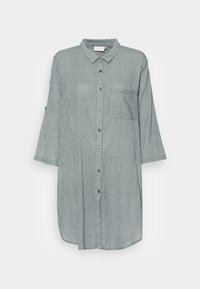 Vestito camicia a righe verde chiaro, con colletto, chiusura frontale a bottoni e maniche lunghe. Presenta una tasca sul petto e un tessuto morbido e texture.