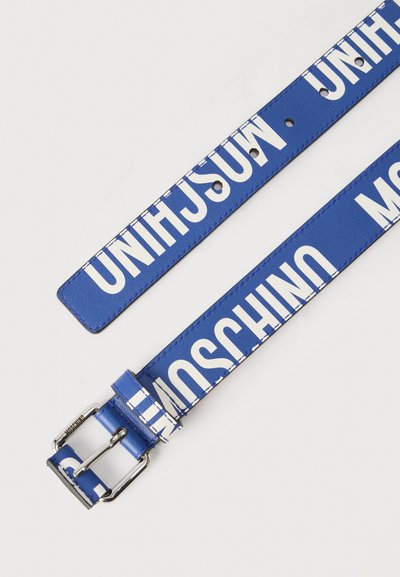 Μπλε δερμάτινη ζώνη με λευκή επανάληπτη εκτύπωση του κειμένου "MOSCHINO", με ασημί αγκράφα όπου είναι χαραγμένο το όνομα της επωνυμίας.